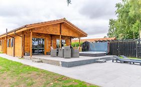 Corneroak Lodge Merlin Point